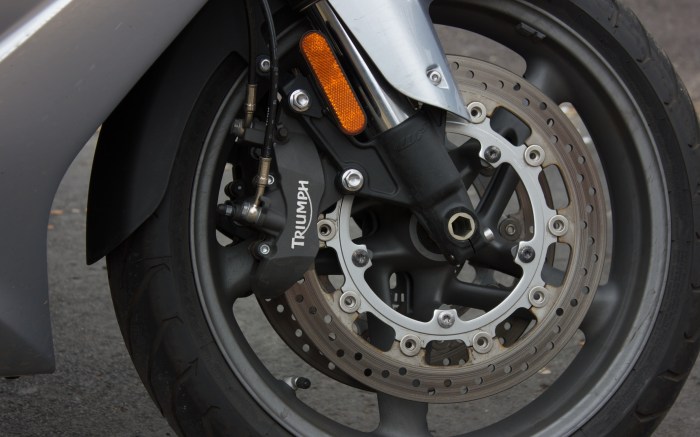 Linked brakes are effective, with minimal dive